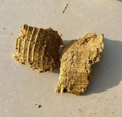 Vasant oil cake pieces